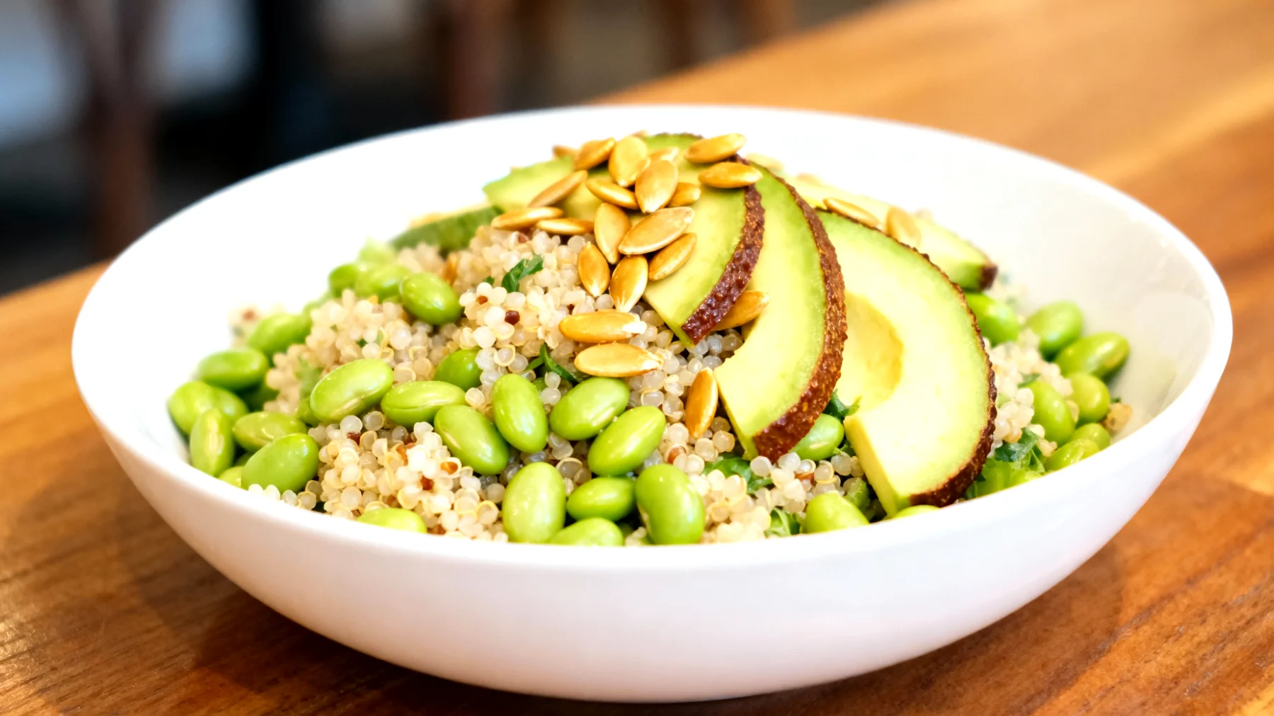 Insalata di quinoa con edamame, avocado e semi di zucca"