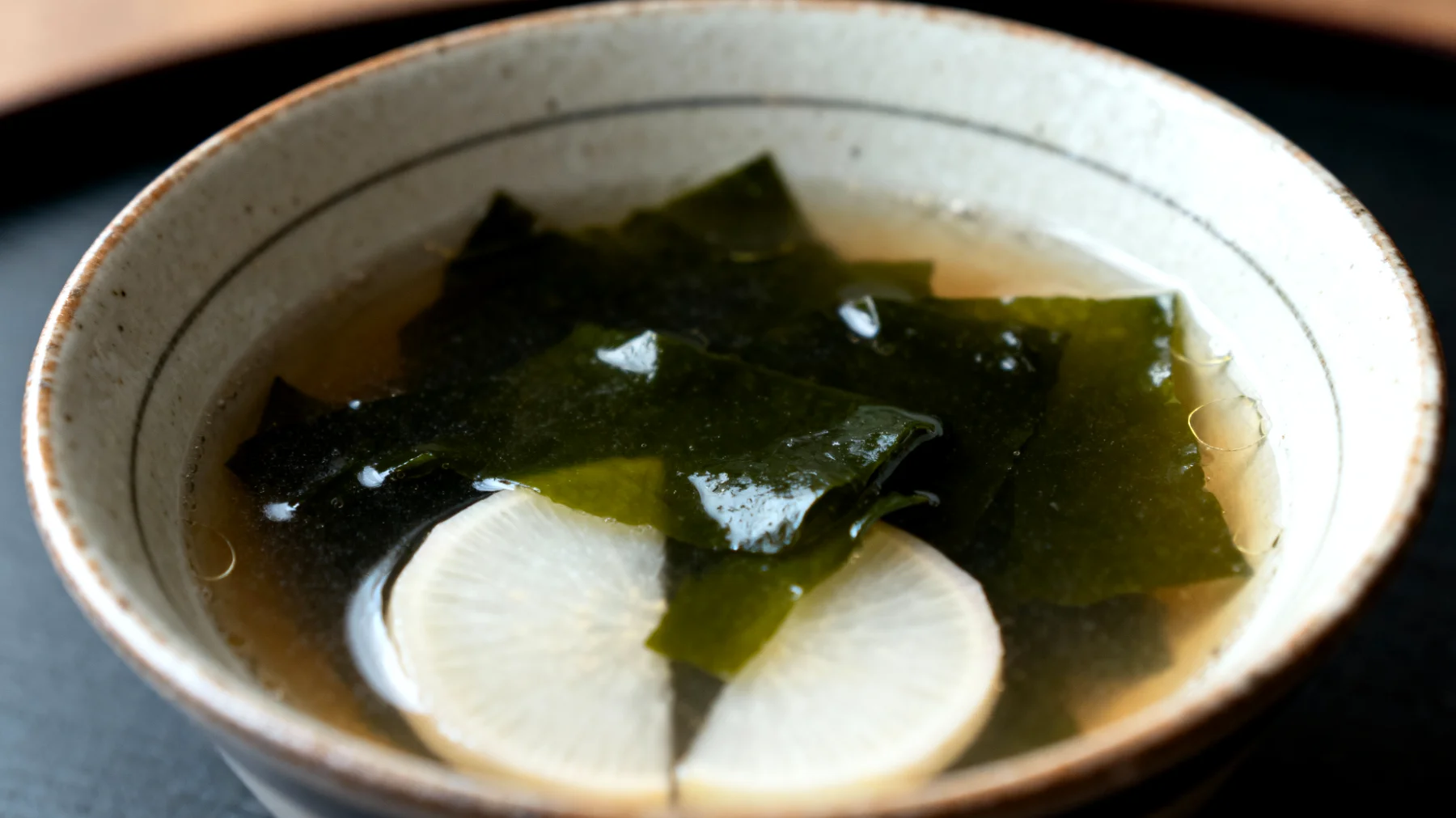Zuppa di miso con alghe wakame e daikon"